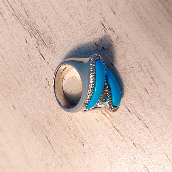 Elegant Turquoise and Silver Ring - Picture 2 of 6